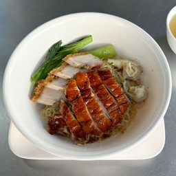 บะหมี่เกี๊ยวเป็ดย่าง และ หมูกรอบ แห้ง