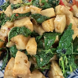 กระเพราหมูยอราดข้าว