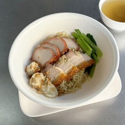 บะหมี่เกี๊ยวหมูแดง และ หมูกรอบ แห้ง