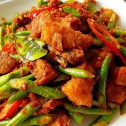 ผัดพริกแกงหมูกรอบ(กับข้าว)