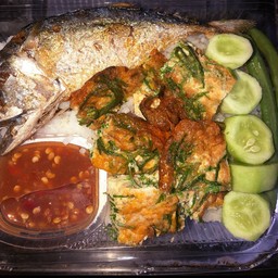 น้ำพริกกะปิ ไข่ชะอม ปลาทูทอดราดเข้าว