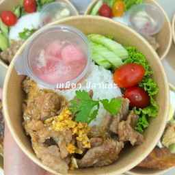 ข้าวหน้าหมูชิ้นทอดกระเทียม
