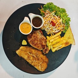 สเต๊กหมูนุ่มกับปลาดอลลี่