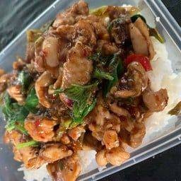 ข้าวกระเพราไก่ชิ้น