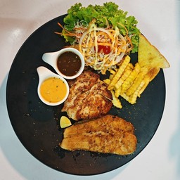 สเต๊กอกไก่กับปลาดอลลี่