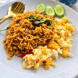มาม่ากะเพราหมูสับ+ไข่ขยี้