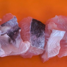 เนื้อปลาสไลด์ติดหนัง