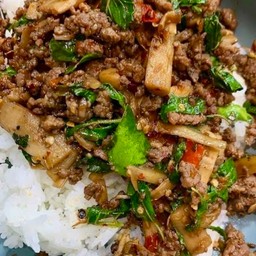 เนื้อสับโคขุนไทยวากิว ผัดกระเพราใส่หน่อไม้จัดจ้าน