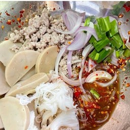 ยำขนมจีนหมูสับหมูยอ