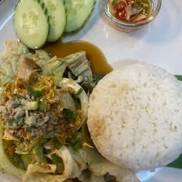 ข้าว+กะหล่ำปลีทอดน้ำหมูกรอบ