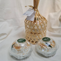 ชุดของขวัญ : ชะลอมจุก + เค้กลูกมะพร้าวใบเตย 2 ลูก