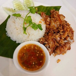 ข้าวทอดกระเทียมหมึกกระตอยไข่