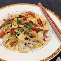 เฟตูชินี่ผัดพริกแห้ง เบคอน