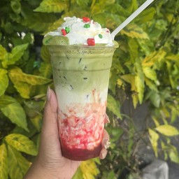 มัทชะลาเต้สตรอเบอร์รี่