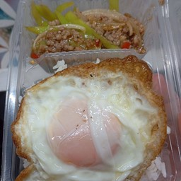 ผัดพริกหยวกหมูกรอบแถมฟรีไข่ดาว