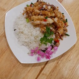 ข้าวทอดราดพริกเกลือหมึก