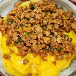 ข้าวไข่ข้นหมูสับกระเทียมพริกไทย