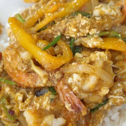 ผัดผงกะหรี่กุ้งราดข้าว