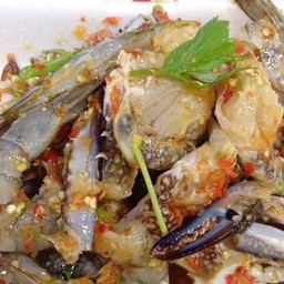 ยำปูม้ากุ้งสด