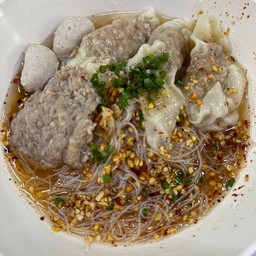 เส้นหมี่ขาวเกี้ยวหมูเด้งต้มยำ
