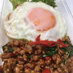 กะเพราหมูสับไข่ดาว