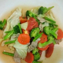 ผัดผักรวมมิตร ราดข้าว