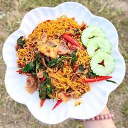 มาม่ากะเพราหมูสามชั้น