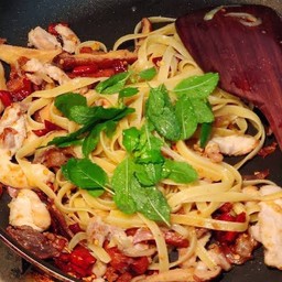 เฟตูชินี่ผัดพริกแห้ง เนื้อ