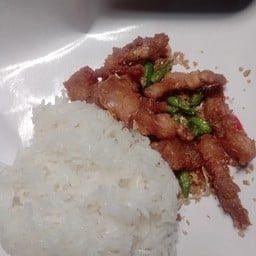 ข้าวเหนียวหมูสามชั้นทอดกระเทียมพริกสด(ห่อกระดาษ)