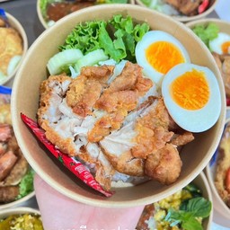 ข้าวหน้าไก่กรอบ+ไข่ต้ม