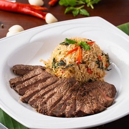 ข้าวคลุกกะเพราเนื้อย่างเซอร์ลอย