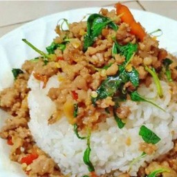 กระเพราไก่สับ ราดข้าว