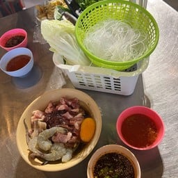 ร้านลาบอุบล โต้รุ่งทะเลทอง