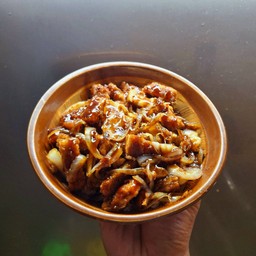 ข้าวไก่ทอดผัดซอส