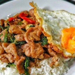 กระเพราหมูชิ้น ราดข้าว