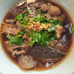 ศูนย์อาหารนายเชน ก๋วยเตี๋ยวเนื้อตุ๋น หมูตุ๋น ก๋วยจั๊บน้ำข้น บะหมี่จับกัง ข้าวหมูแดง หมูกรอบข้าวขาหมู คากิยกขา