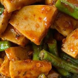 ผัดพริกแกงหมูยอราดข้าว