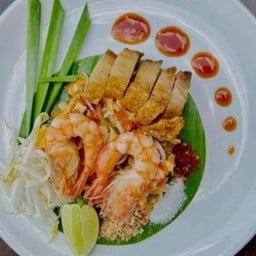 ผัดไทยหมูกรอบกุ้ง
