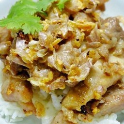 หมูกระเทียมพริกไทย-ราดข้าว