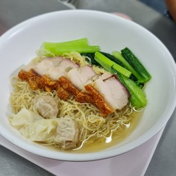 บะหมี่ เกี๊ยว หมูกรอบ น้ำ