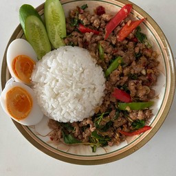 กะเพราหมูสับ (ไข่ต้ม ไข่ดาว)