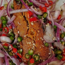 ยำปลาเค็ม