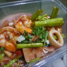 เย็นตาโฟทะเลเส้นใหญ่ผัดเเห้ง