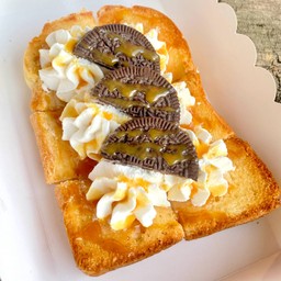 ขนมปังปิ้งเนยน้ำตาล+โอริโอ้วิปปิ้งครีม+คาราเมล