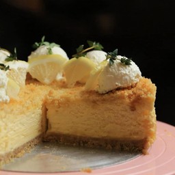 Lemon crumble cheesecake
