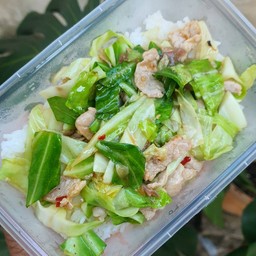 ผัดกระหล่ำปลีหมูราดข้าว