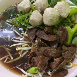 ก๋วยเตี๋ยว เนื้อเปื่อย ลูกชิ้น