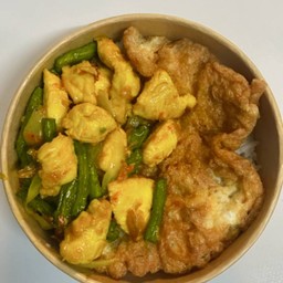 ข้าวไก่ผัดขมิ้นใส่ผัก