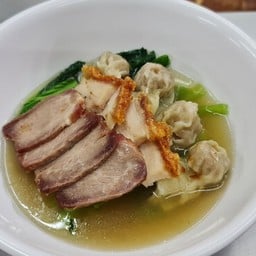 เกี๊ยวน้ำหมูกรอบและหมูแดง
