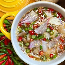 ข้าวหมูกรอบน้ำปลาพริก